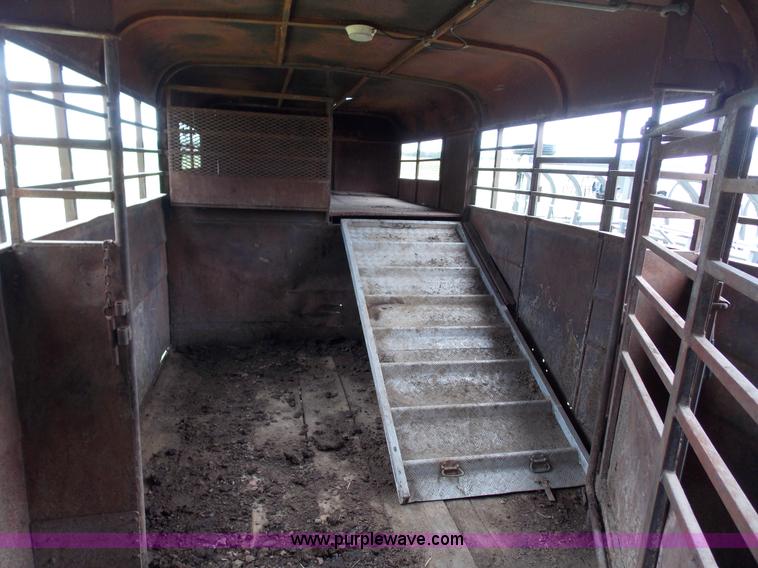 image for item J2745 1989 T&R fifth wheel livestock trailer