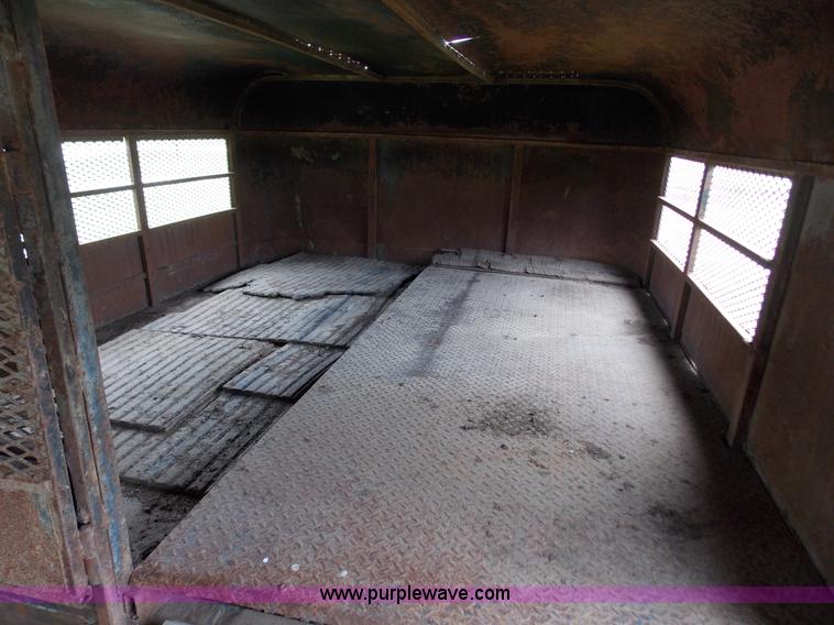 image for item J2745 1989 T&R fifth wheel livestock trailer