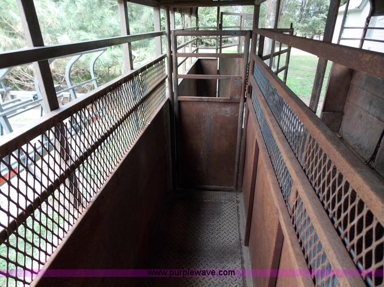 image for item J2745 1989 T&R fifth wheel livestock trailer