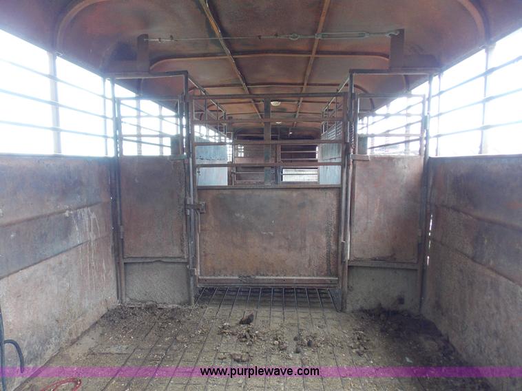 image for item J2745 1989 T&R fifth wheel livestock trailer