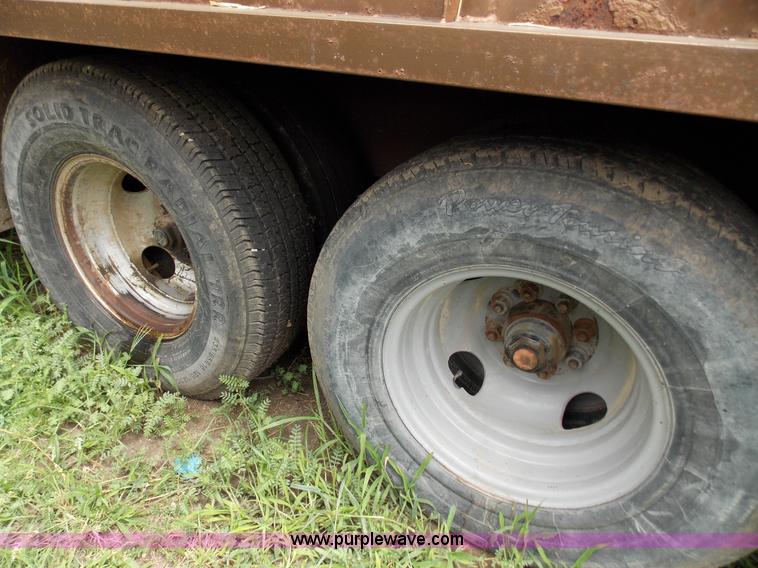 image for item J2745 1989 T&R fifth wheel livestock trailer