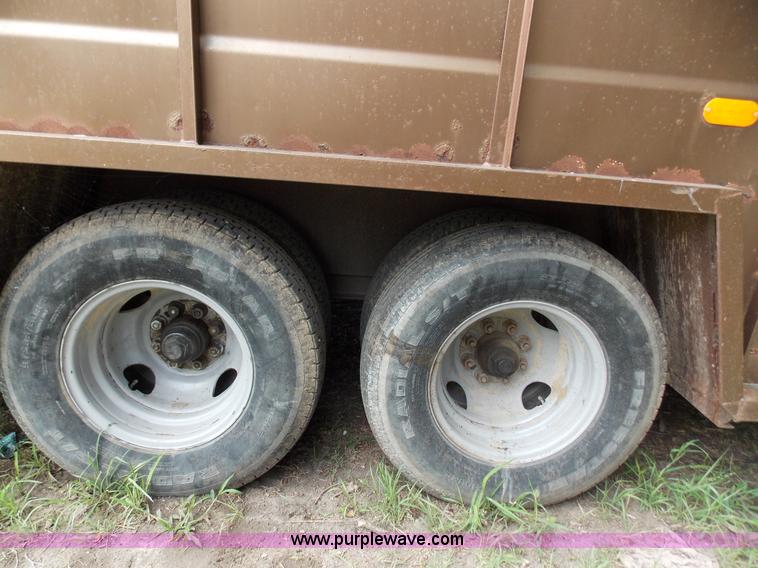 image for item J2745 1989 T&R fifth wheel livestock trailer