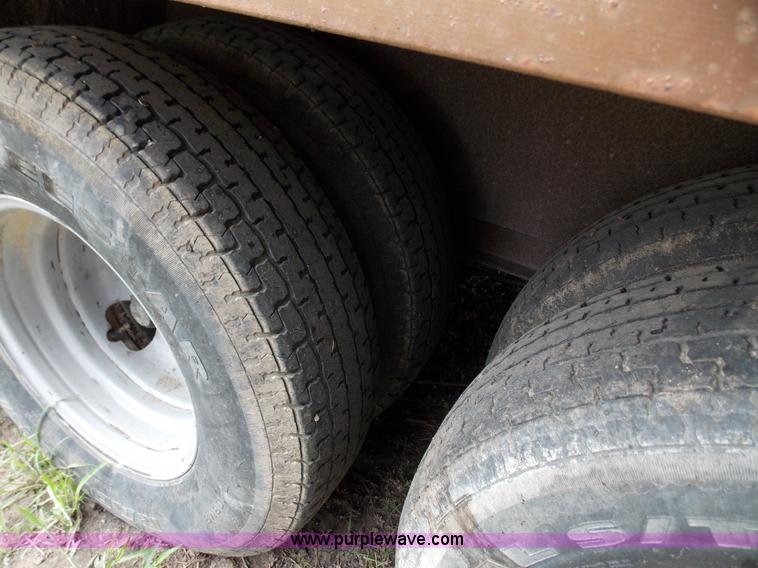 image for item J2745 1989 T&R fifth wheel livestock trailer