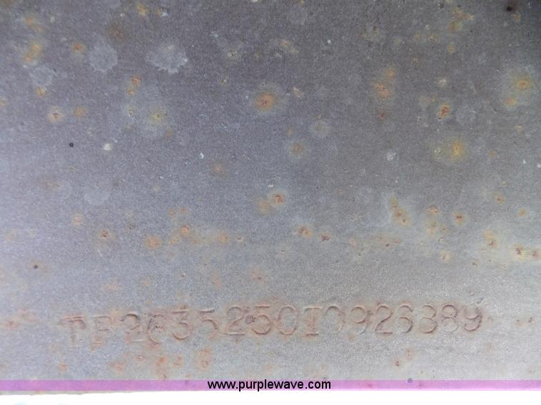 image for item J2745 1989 T&R fifth wheel livestock trailer