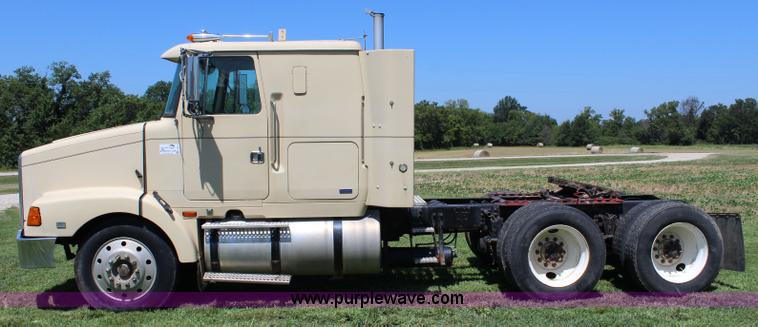 image for item J5813 1994 Volvo White semi truck