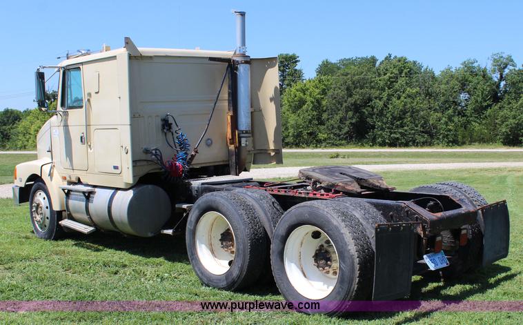 image for item J5813 1994 Volvo White semi truck