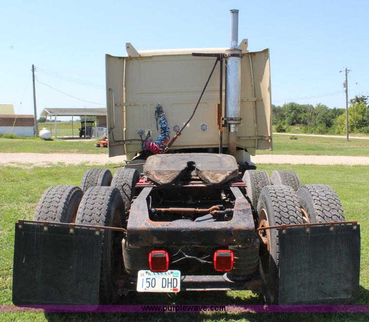 image for item J5813 1994 Volvo White semi truck