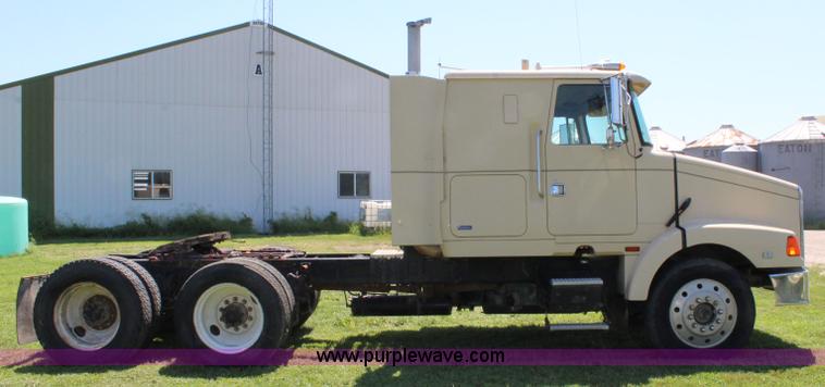 image for item J5813 1994 Volvo White semi truck