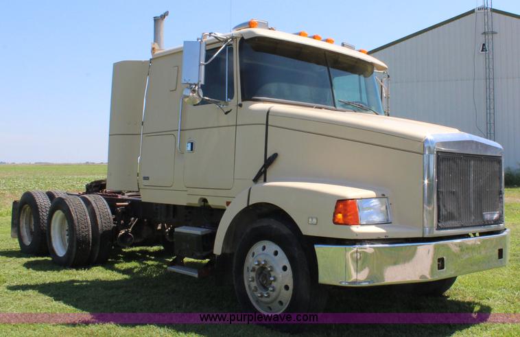 image for item J5813 1994 Volvo White semi truck