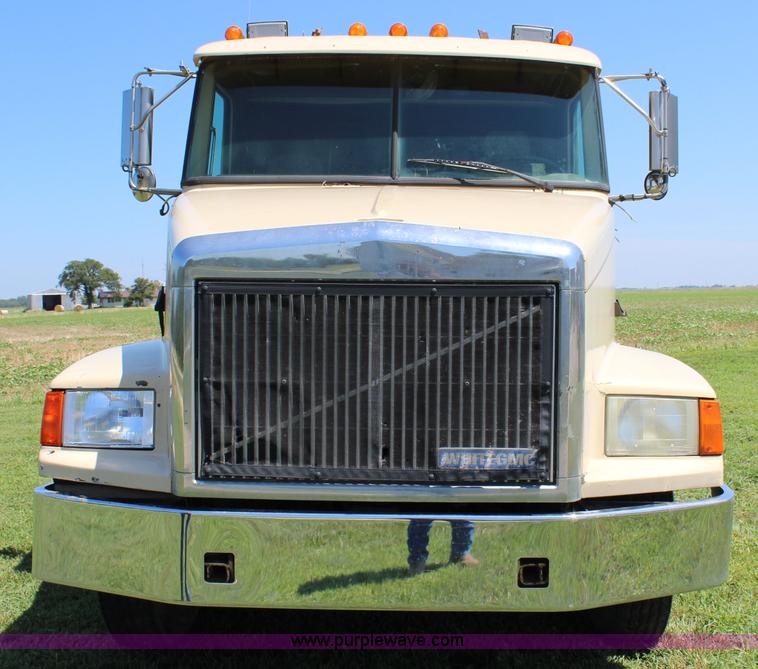 image for item J5813 1994 Volvo White semi truck