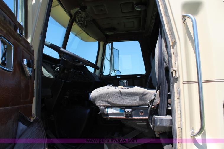 image for item J5813 1994 Volvo White semi truck