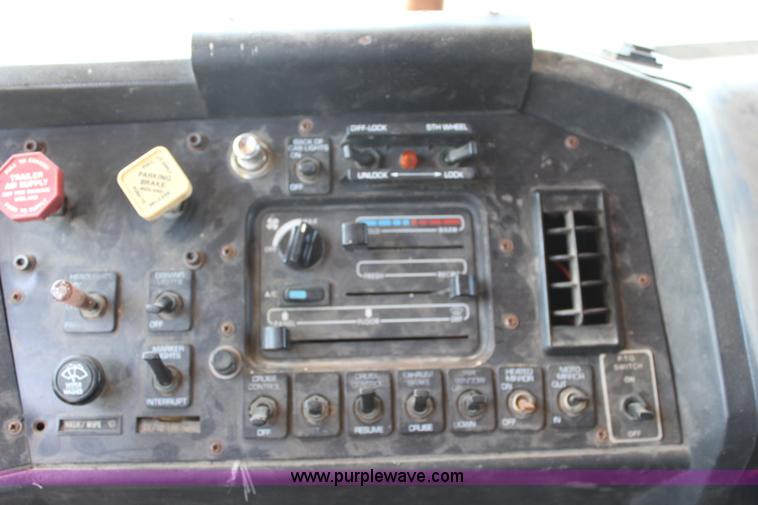 image for item J5813 1994 Volvo White semi truck