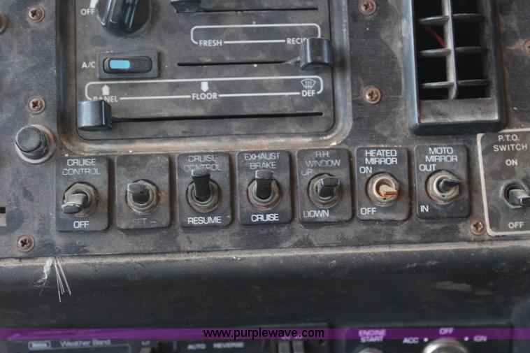 image for item J5813 1994 Volvo White semi truck