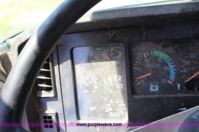 image for item J5813 1994 Volvo White semi truck