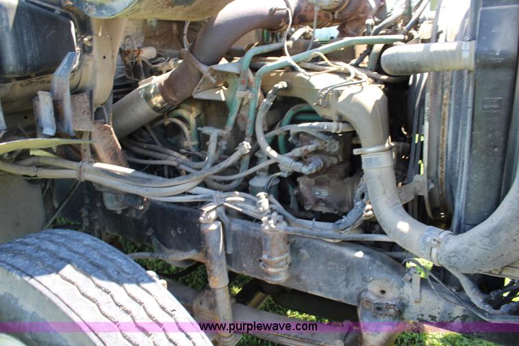 image for item J5813 1994 Volvo White semi truck