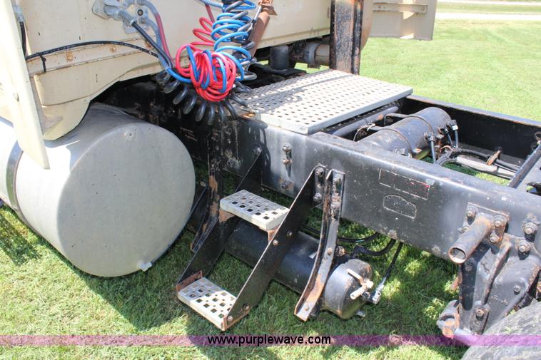 image for item J5813 1994 Volvo White semi truck