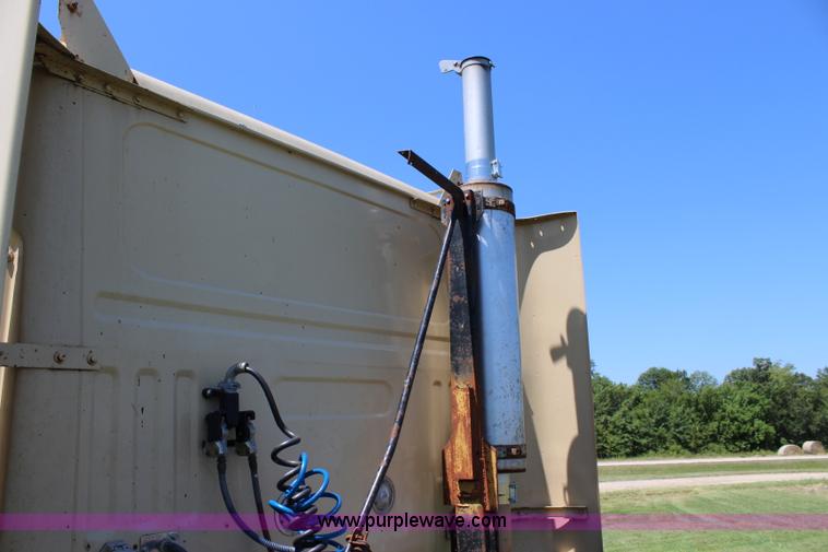 image for item J5813 1994 Volvo White semi truck