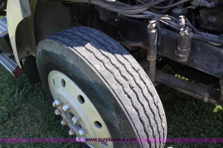 image for item J5813 1994 Volvo White semi truck