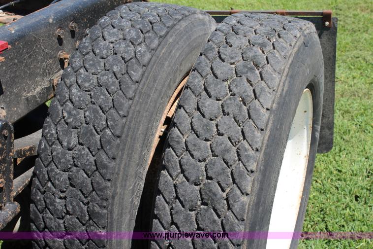 image for item J5813 1994 Volvo White semi truck