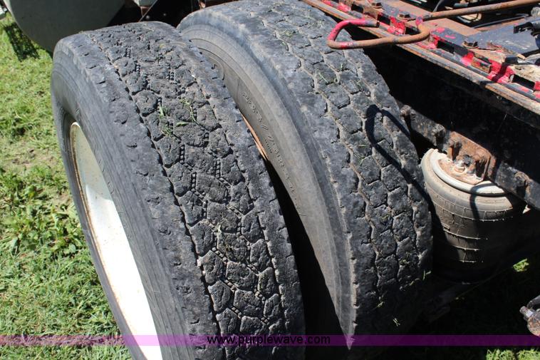 image for item J5813 1994 Volvo White semi truck