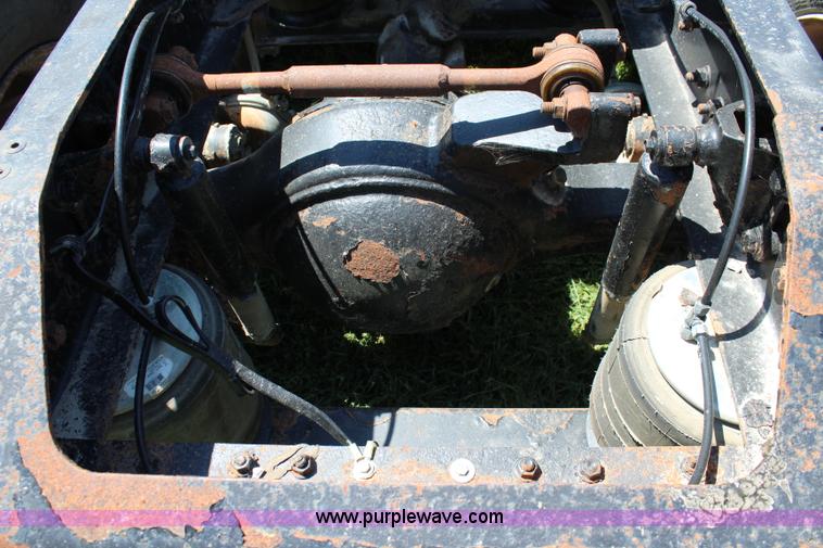 image for item J5813 1994 Volvo White semi truck