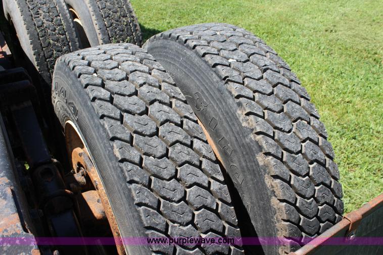 image for item J5813 1994 Volvo White semi truck