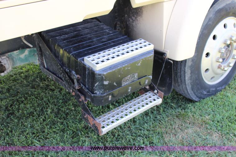 image for item J5813 1994 Volvo White semi truck