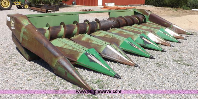 image for item J6885 1984 John Deere 853A row head
