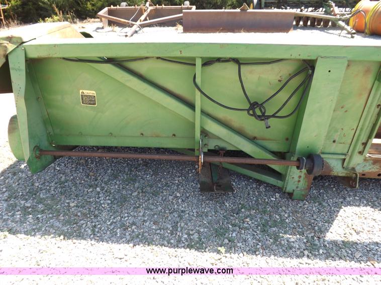 image for item J6885 1984 John Deere 853A row head