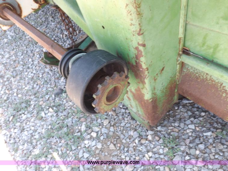 image for item J6885 1984 John Deere 853A row head