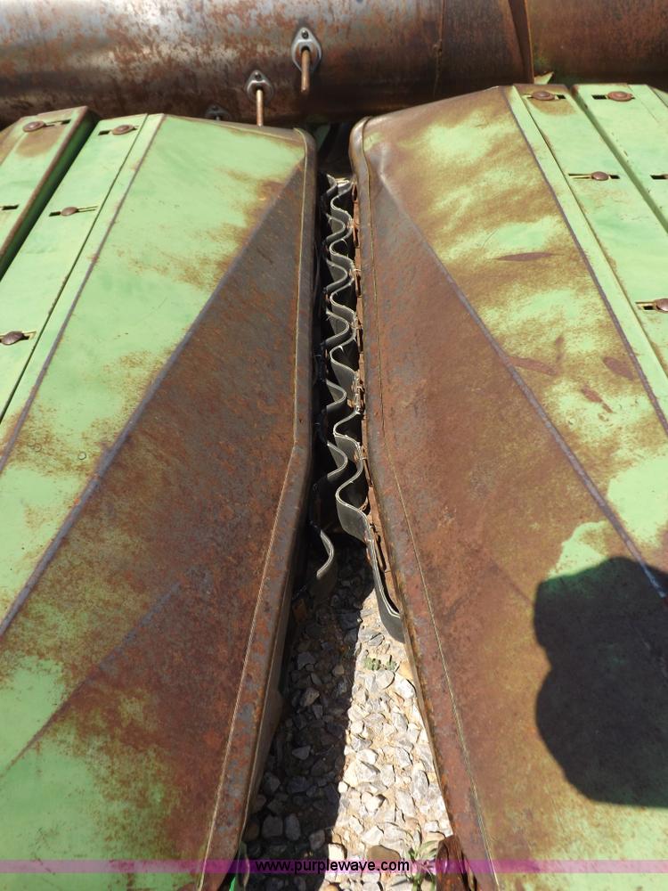 image for item J6885 1984 John Deere 853A row head