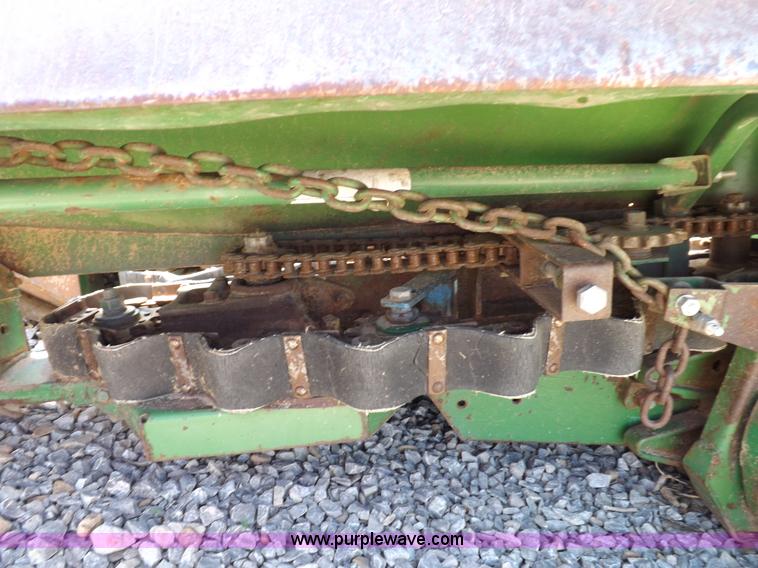 image for item J6885 1984 John Deere 853A row head