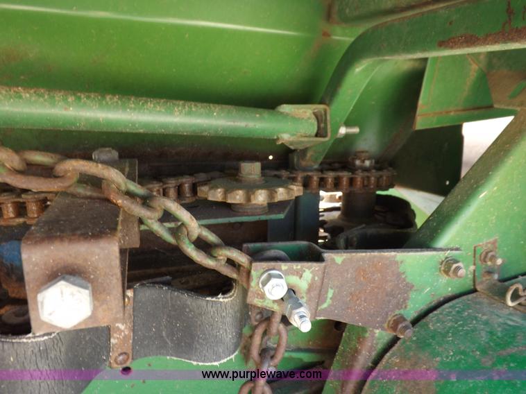 image for item J6885 1984 John Deere 853A row head