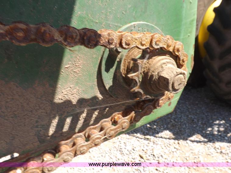 image for item J6887 John Deere 853A row head