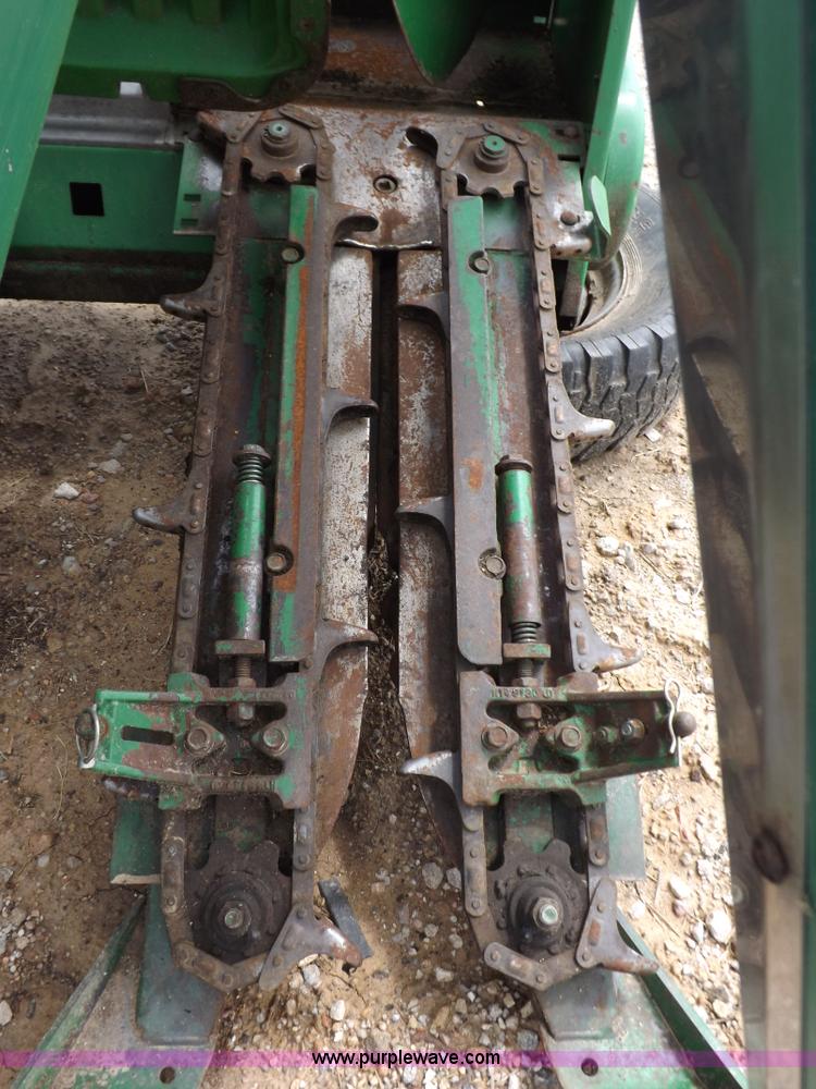 image for item J6906 John Deere 893 corn head