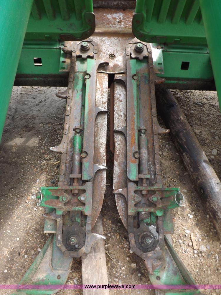 image for item J6906 John Deere 893 corn head