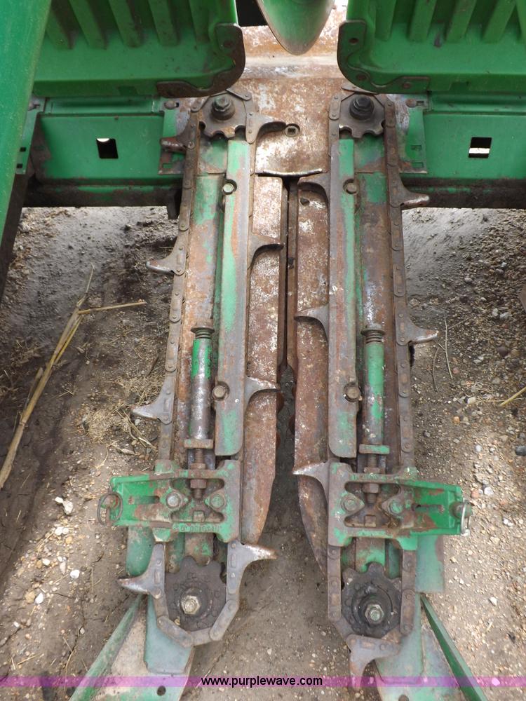 image for item J6906 John Deere 893 corn head