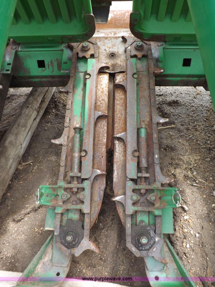 image for item J6906 John Deere 893 corn head