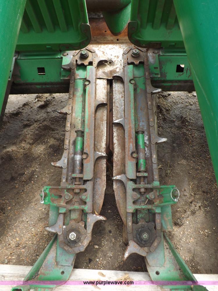 image for item J6906 John Deere 893 corn head