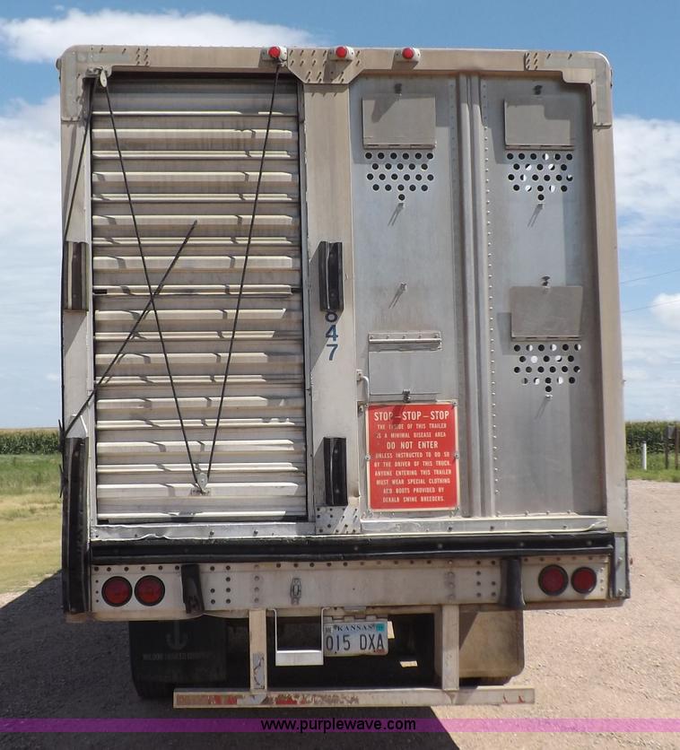image for item J6910 1999 Wilson SAL-302 livestock trailer