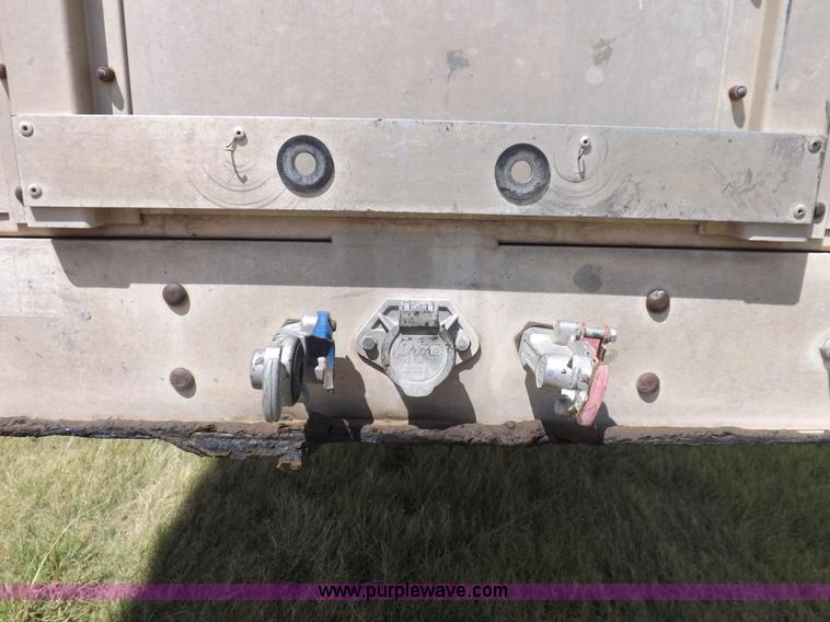 image for item J6910 1999 Wilson SAL-302 livestock trailer