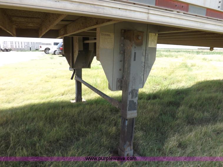 image for item J6910 1999 Wilson SAL-302 livestock trailer