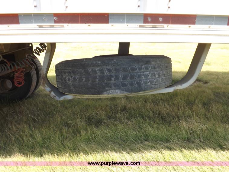 image for item J6910 1999 Wilson SAL-302 livestock trailer