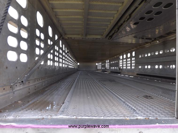 image for item J6910 1999 Wilson SAL-302 livestock trailer