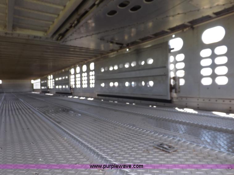 image for item J6910 1999 Wilson SAL-302 livestock trailer