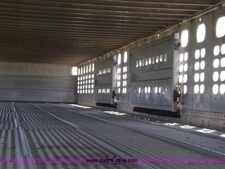 image for item J6910 1999 Wilson SAL-302 livestock trailer