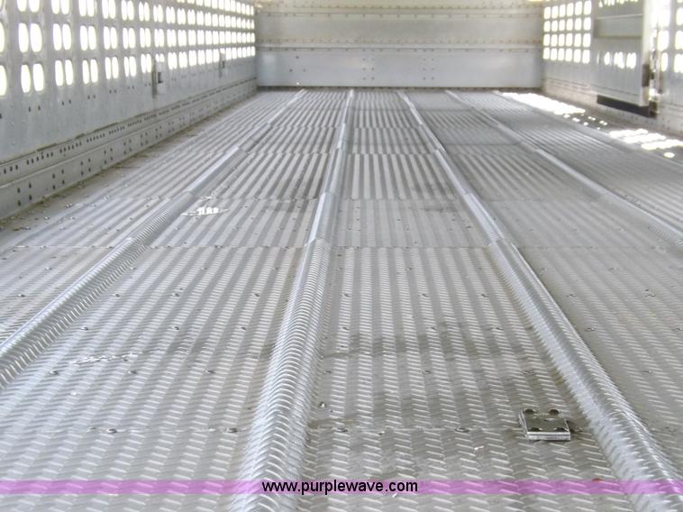 image for item J6910 1999 Wilson SAL-302 livestock trailer