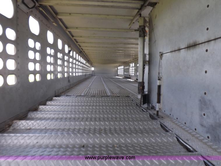 image for item J6910 1999 Wilson SAL-302 livestock trailer