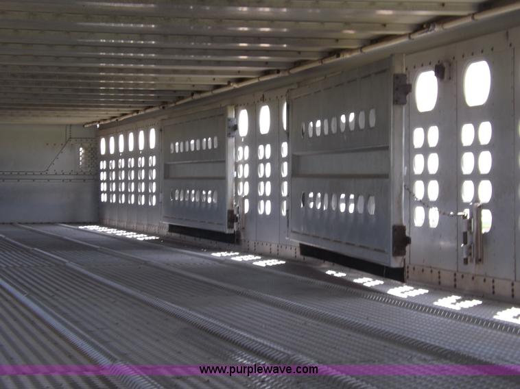 image for item J6910 1999 Wilson SAL-302 livestock trailer