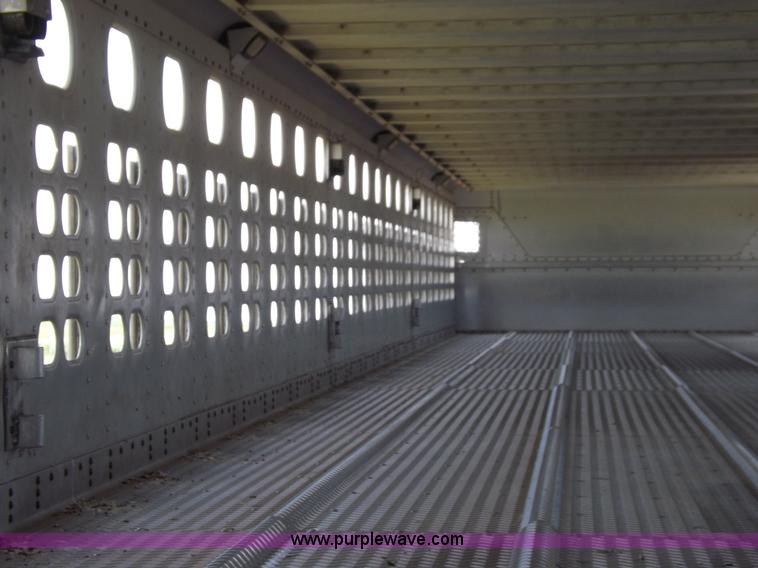 image for item J6910 1999 Wilson SAL-302 livestock trailer